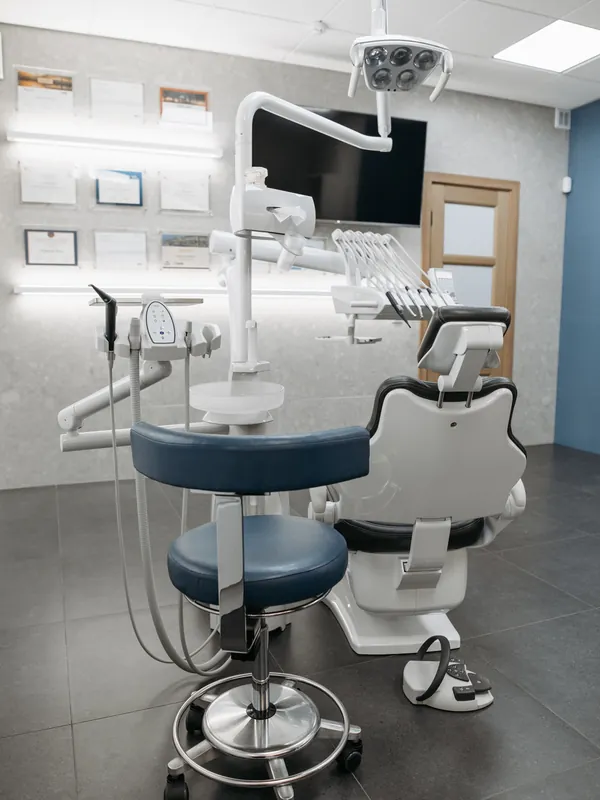 Sala operativa dello studio con riunito, faretto e monitor per le radiografie